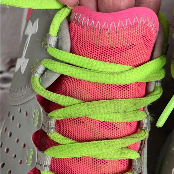 Under Armour micro g 4D foam sneaker in 5.5 - Picture 15 of 16